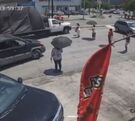 Un operador de un vehículo pesado aceleró contra vecinos que protestaban por falta de luz en avenida Acapulco.