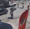 Un operador de un vehículo pesado aceleró contra vecinos que protestaban por falta de luz en avenida Acapulco.