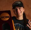 Gabriela Jáquez con su título de la NCAA obtenido con la UCLA.