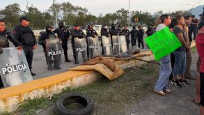 Policías de Guadalupe retiraron con equipo antimotín a vecinos de Jardines de San Miguel que protestaban por baches y fugas de agua residual.