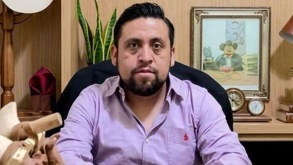 un hombre sentado detrás de su escritorio en una oficina