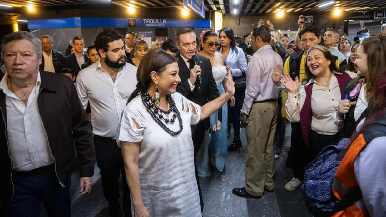 El gobierno de la Ciudad de México reabrió cuatro estaciones de la Línea 2 del Metro tras trabajos de rehabilitación integral.