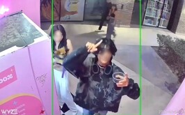 Joven captado vandalizando una máquina expendedora en un centro comercial de Torreón.