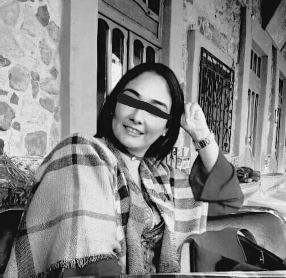 Mujer sonriente con la mano sujetando su cabeza.
