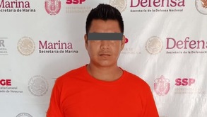 Hombre de playera roja y cabello corto detenido en Veracruz.