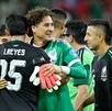 Jugadores como Alexis Vega y Roberto Alvarado respaldan a Guillermo Ochoa para ser titular con la Selección Mexicana frente a República Checa en el Mundial.