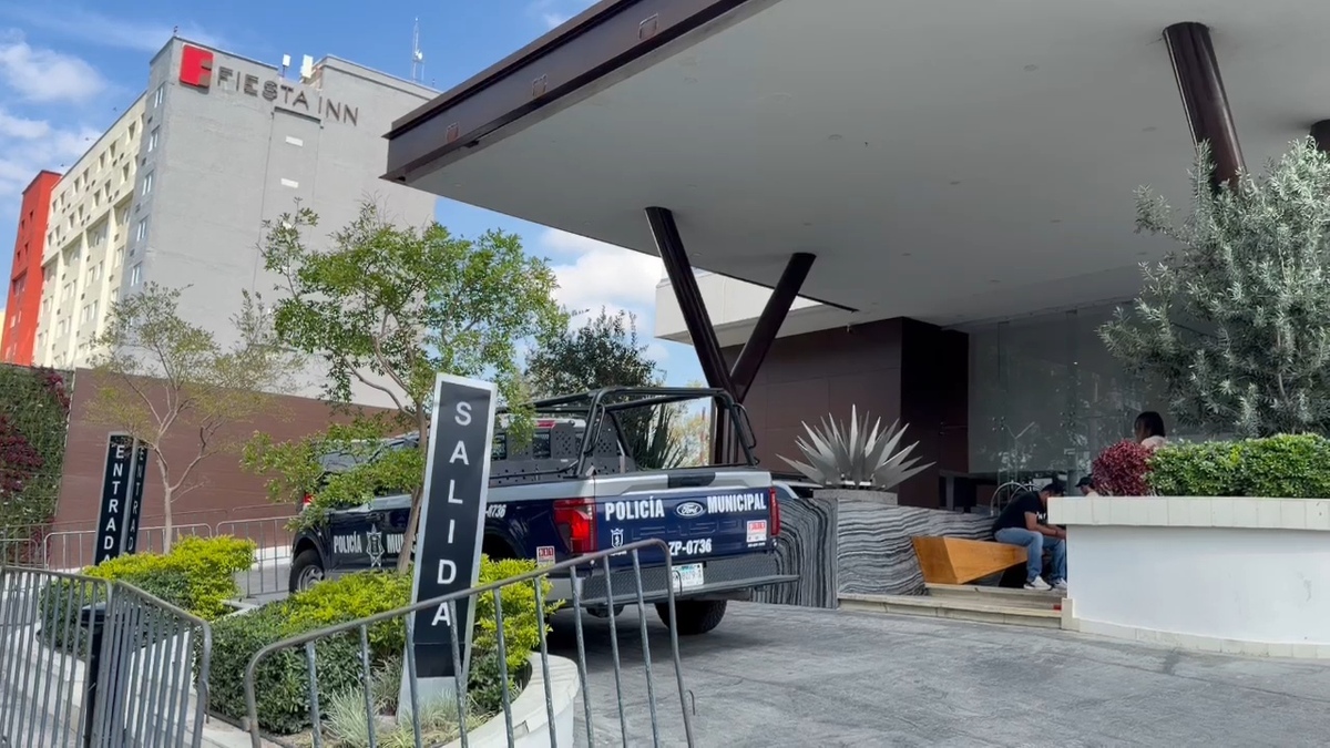 Un ciudadano inglés fue despojado de su celular por motoladrones en la Avenida Mariano Otero. Autoridades alertan por robos a extranjeros en hoteles.