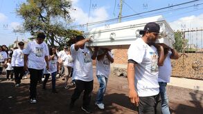 Este martes despidieron a cuatro de los jóvenes que perdieron la vida en el ataque armado registrado la noche del sábado cerca del campo de futbol.
