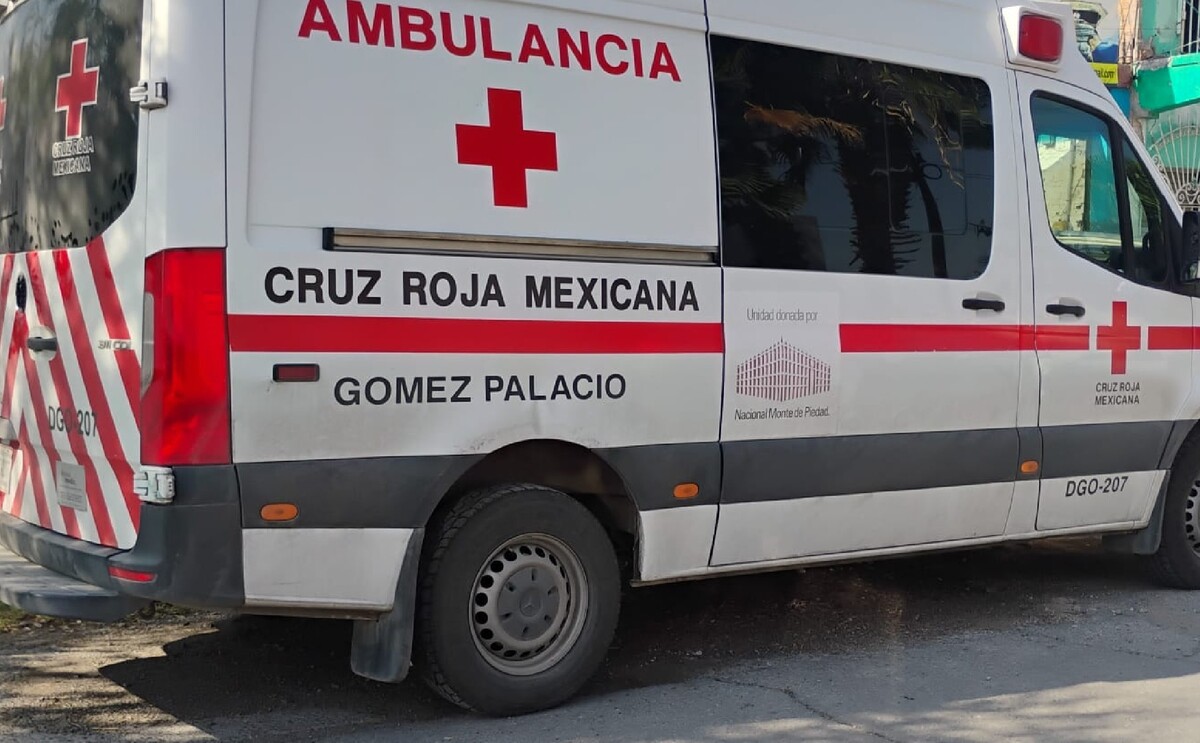 Ambulancia de la Cruz Roja de Gómez Palacio atendiendo el reporte de un joven sin vida en el fraccionamiento Santa Sofía.