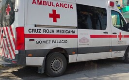 Ambulancia de la Cruz Roja de Gómez Palacio atendiendo el reporte de un joven sin vida en el fraccionamiento Santa Sofía.