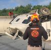 Elementos de protección civil acuden a Periférico de Monterrey ante volcadura de pipa