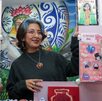 Joven vende sus dibujos y demás artículos en proyecto de emprendimiento