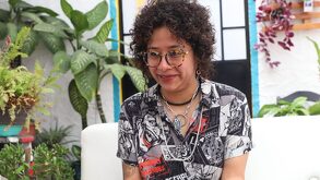 Autora de la obra de teatro sentada en entrevista
