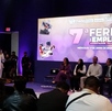 Pantalla grande con el nombre fe la feria durante la conferencia de arranque