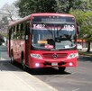Camión rojo de la ruta 622 del transporte público circulando por calles de Guadalajara