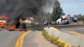 La tarde y noche del lunes se registraron bloqueos, quema de vehículos y enfrentamientos sobre la carretera Celaya–Juventino Rosas, a la altura de Yustis.