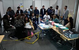 Funcionarios electorales, observadores y delegados de los partidos asisten al recuento oficial de votos al día siguiente de la segunda vuelta de las elecciones.