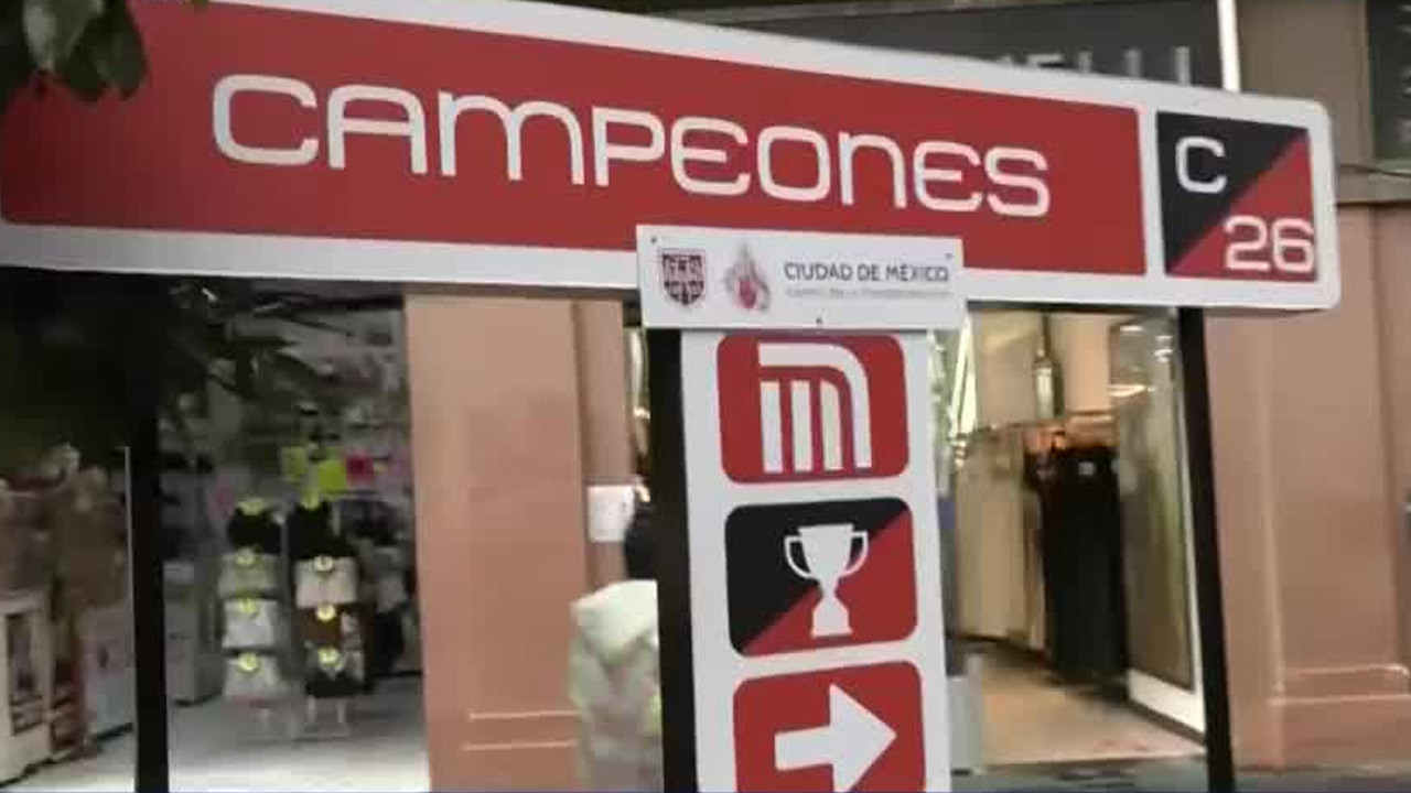 En la calle 20 de Noviembre, rumbo al Zócalo capitalino, se instalaron stands temáticos que combinan la cultura chilanga con la pasión por el fútbol.