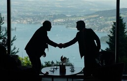 Delegados se saludan en el recibidor en el primer día de un encuentro a cuatro bandas entre Estados Unidos, Irán, Pakistán y Qatar, en el Buergenstock Resort.