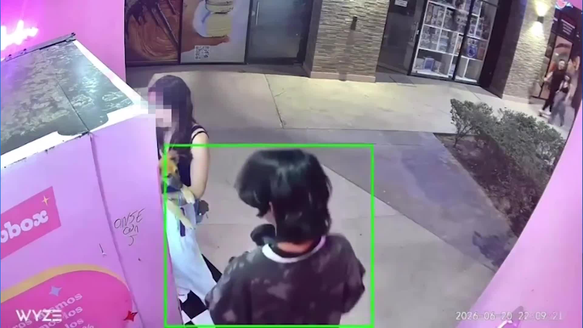 Un video que circula en redes sociales muestra el momento exacto en que un joven pintar una máquina expendedora en un centro comercial.