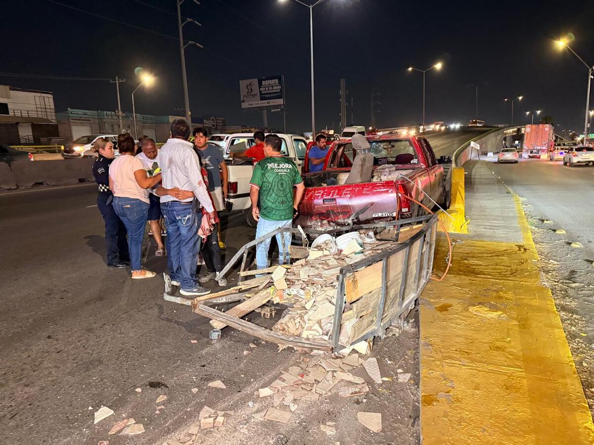Una falla en un remolque terminó en un fuerte accidente sobre el periférico LEA; el impacto lanzó la camioneta con una familia a bordo.