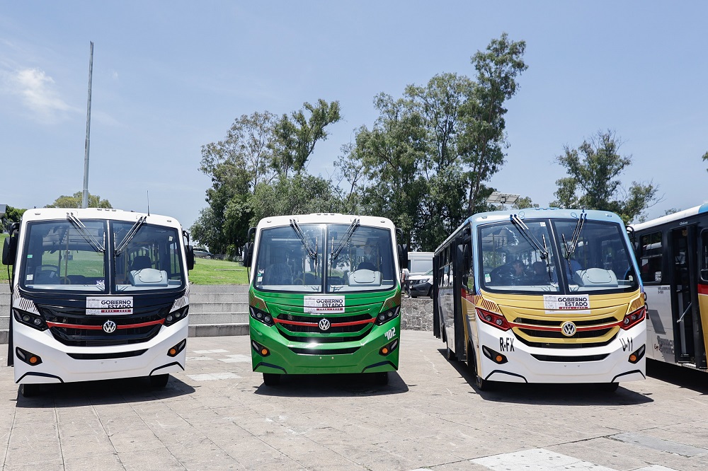 Unidades nuevas entregadas a concesionarios del transporte público en Puebla.