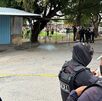 Policía resguarda zona del crimen donde una mujer fue asesinada.