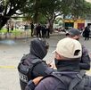 Policía resguarda zona del crimen donde una mujer fue asesinada.