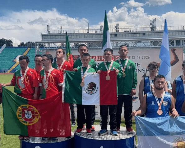 Ángel Flores González en el podio tras ganar cuatro oros en Sofía