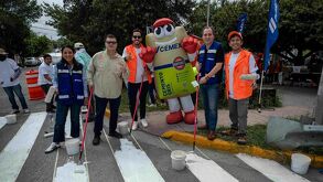 voluntarios de Cemex y Cemex mejoran movilidad peatonal