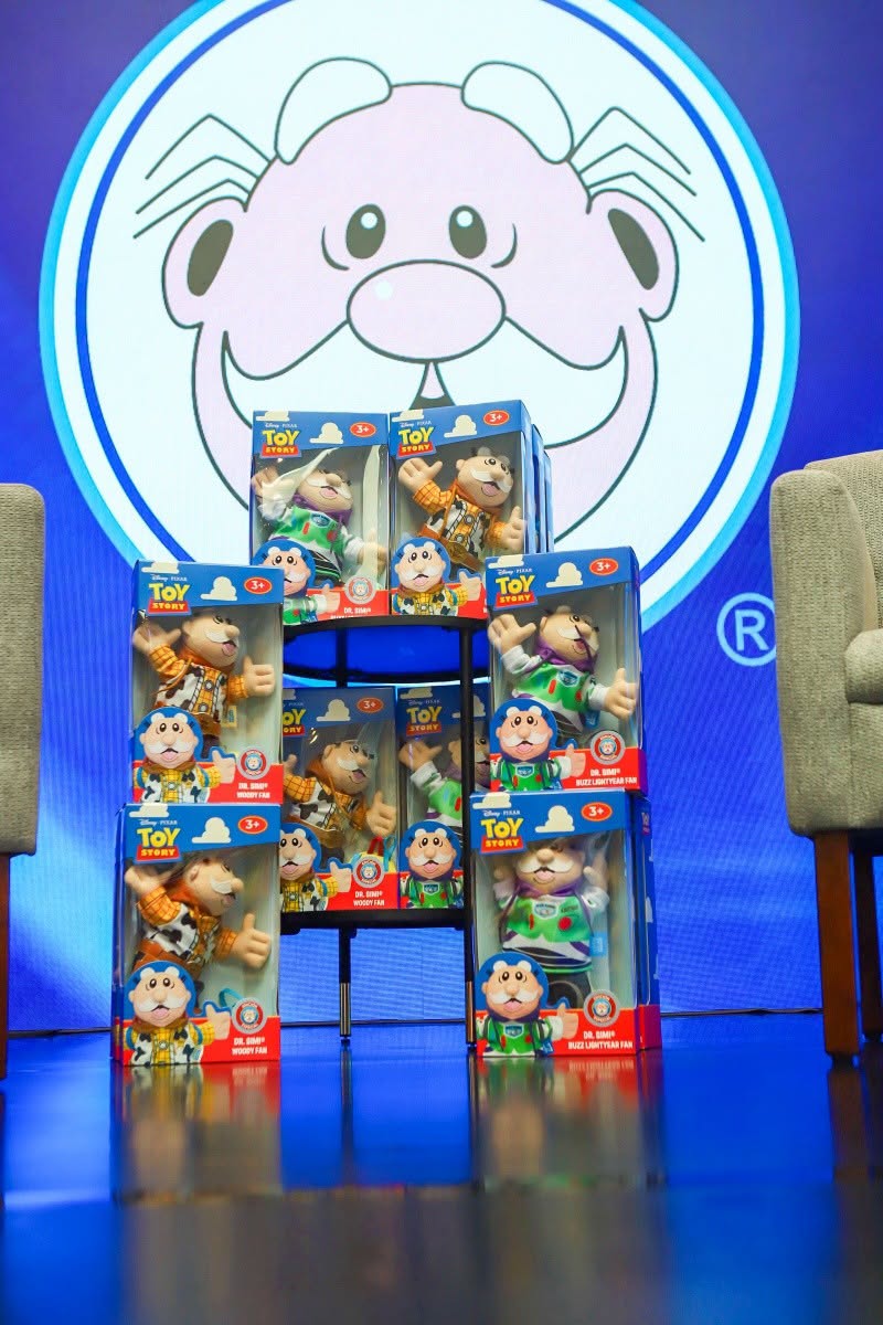 Dr. Simi anuncia una colaboración con Toy Story lanzando un peluche edición limitada conmemorando el estreno de la quinta película.