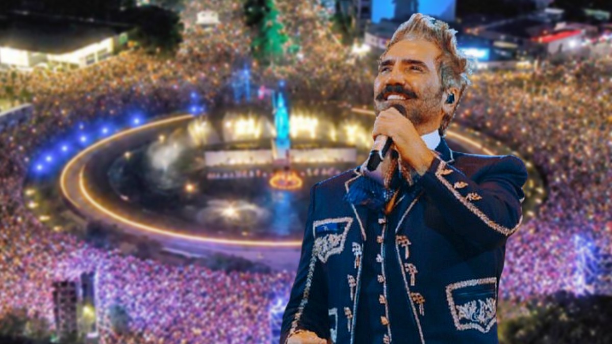 Alejandro Fernández sonriendo mientas sostiene un micrófono con una foto aérea de la Glorieta de La Minerva durante concierto de Maná