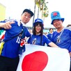 Afición japonesa recibió bolsas para limpiar el estadio después del juego.
