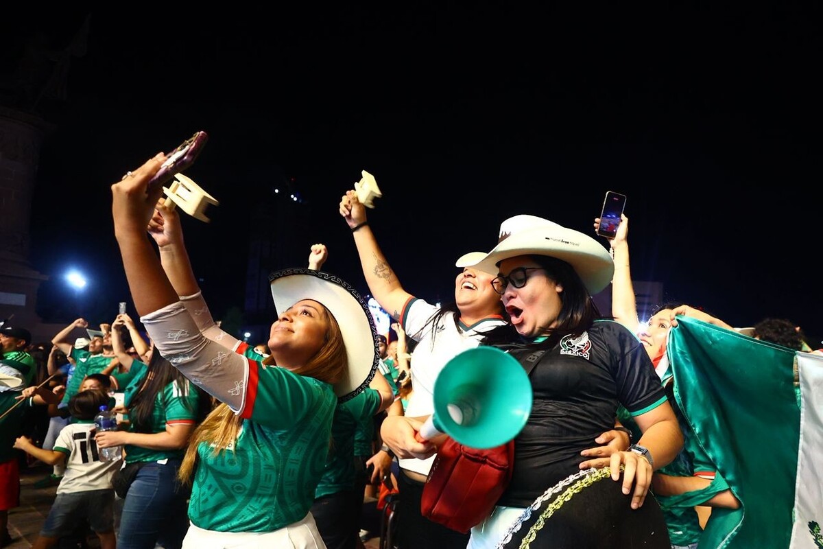 Aficionados celebran con emoción que México ganó.