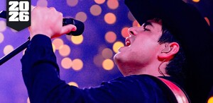 Alfredo Olivas cantando durante un concierto