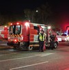 Tres ambulancias de la Cruz Roja de Guadalajara en medio de una avenida con policías viales y autos circulando alrededor