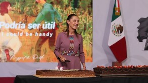 Al arribo de la presidenta Claudia Sheinbaum, representantes de medios de comunicación le cantaron las mañanitas por su cumpleaños 64.