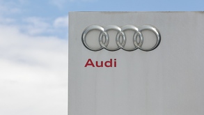 logotipo de audi méxico con los cuatro aros en la planta ubicada en puebla