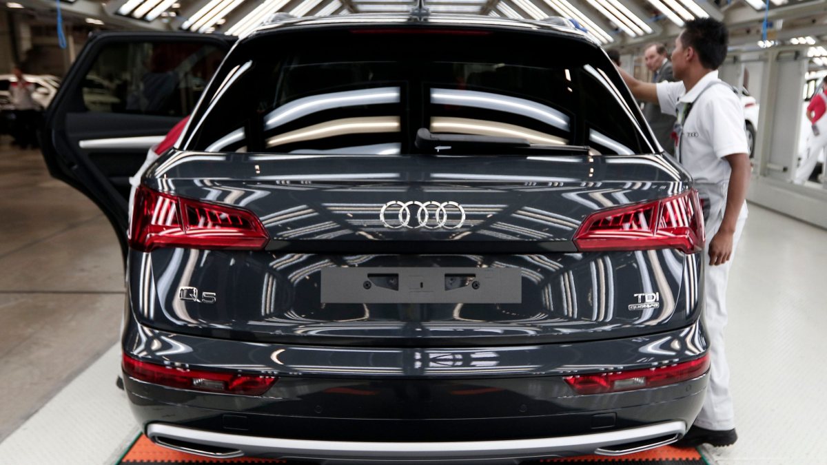 un trabajador de la planta audi en puebla en la línea de armado de un vehículo