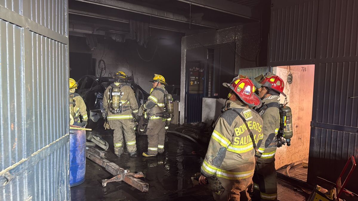 Un Tesla ardió dentro de un taller en Saltillo; bomberos aplicaron maniobras especiales e investigan qué originó el fuego.