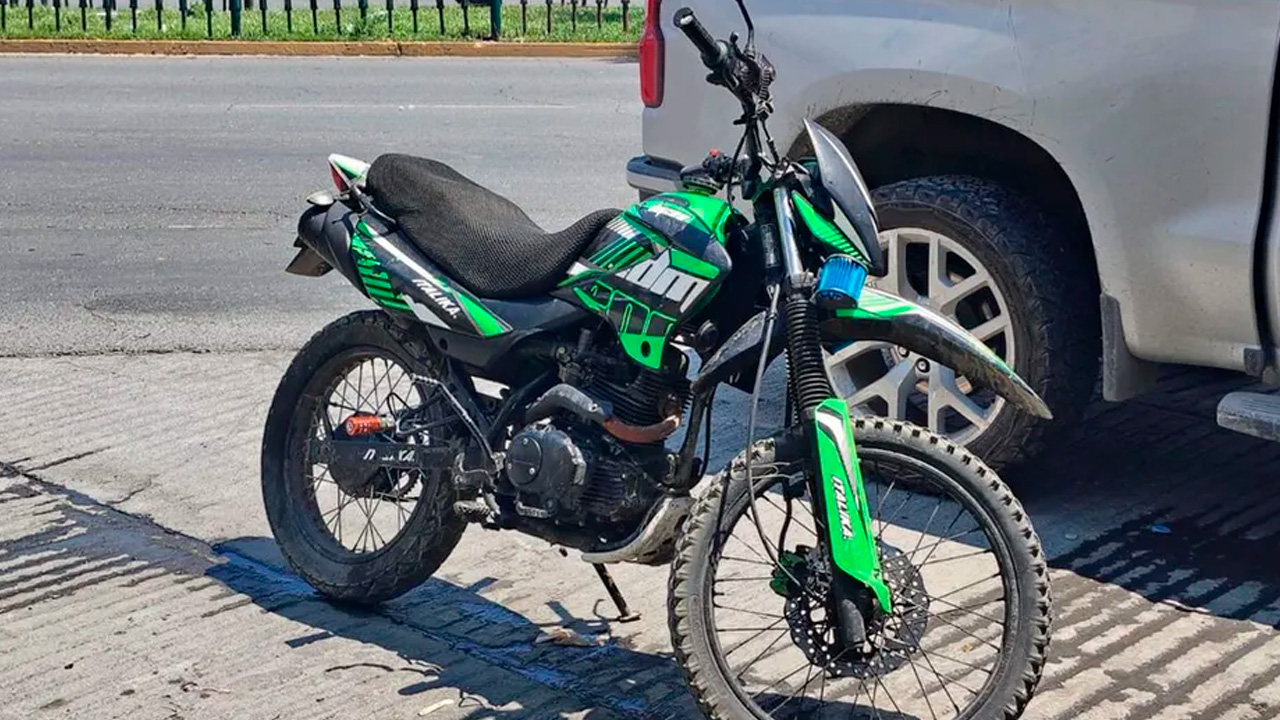 Una pareja fue detenida en el primer cuadro de Monterrey tras ser detectada por el C-4 circulando en una motocicleta con reporte de robo.