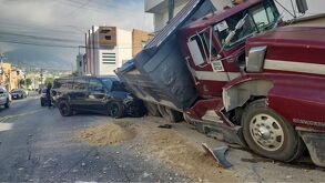 Camión sin frenos estrellado contra camioneta estacionada