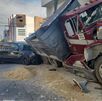 Camión sin frenos estrellado contra camioneta estacionada