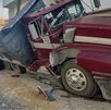 Camión sin frenos estrellado contra camioneta estacionada