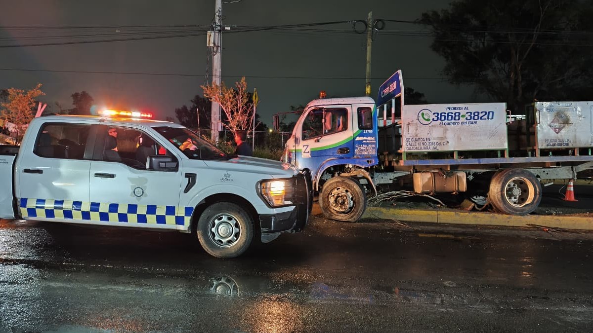 Camión repartidor de la empresa Z gas parado sobre el camellón de una avenida con una patrulla de la Policía Vial de Tlaquepaque a un lado