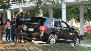 Una intensa movilización se registró en San Pedro luego de que una camioneta se estrellara en la Plaza Cultural Fátima. La conductora fue detenida.
