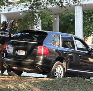 Una intensa movilización se registró en San Pedro luego de que una camioneta se estrellara en la Plaza Cultural Fátima. La conductora fue detenida.