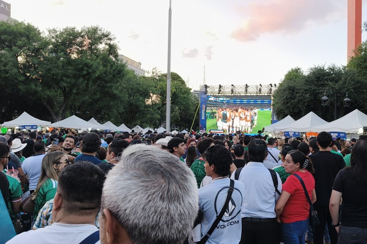 Celebran aficionados con sorpresas en el Palacio Municipal.