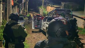 Militares y patrulla de la Guardia Nacional resguardando una brecha durante enfrentamiento armado en medio de la noche