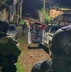 Militares y patrulla de la Guardia Nacional resguardando una brecha durante enfrentamiento armado en medio de la noche